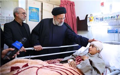 عیادت رئیس جمهور از مجروحان جنایت تروریستی در کرمان